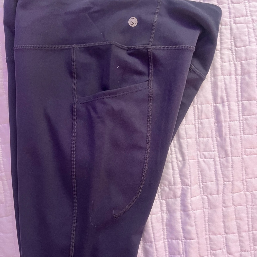 Navy Blue Leggings with Cutout Design and Pockets - Picture 2 of 4